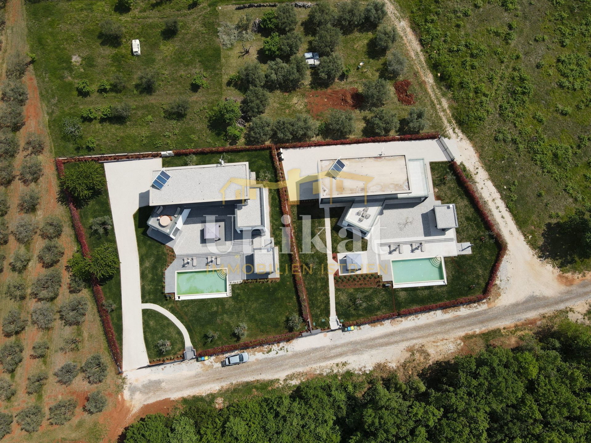 Villa moderna circondata dal verde con vista sul mare